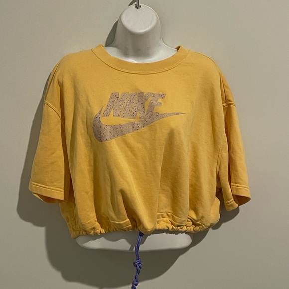 XL NIKE WOMAN’S SPORTSWEAR ICON CLASH LOGO PRINTING DRAWSTRING YELLOW TSHIRT - Picture 1 of 5